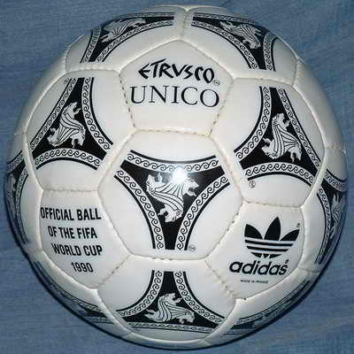 Adidas Etrusco Unico, официальный мяч матча Чемпионата мира по футболу 1990 года в Италии. Название и необычный дизайн позаимствовали из древней истории Италии и изобразительного искусства этрусков