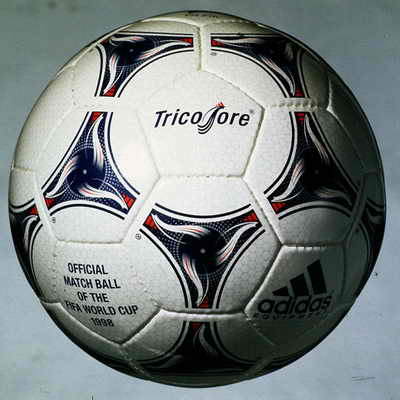 Adidas Tricolore, официальный мяч матча Чемпионата мира по футболу 1998 во Франции. Мяч урашен тремя цветами французского флага, а также символом Франции - петушком. Это был первый мяч, в дизайне котором были использованы цвета, отличные от черного и белого