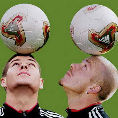 Стивен Джеррард, слева, и Дэвид Бекхэм представляют Fevernova Adidas, официальный мяч Чемпионата мира по футболу 2002 года в Корее и Японии. Хотя мяч и сильно критиковали, он совершил переворот в футболе, ведь его дизайн был первым, который получил обновление с 1978 года