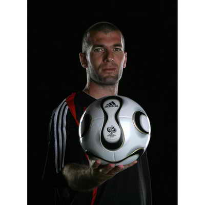 Зинедин Зидан представляет Adidas Teamgeist, официальный мяч Чемпионата мира по футболу 2006 года в Германия. Дизайнеры утверждают, что это самый круглый мяч из когда-либо созданных