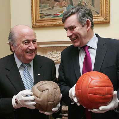 Президент FIFA Зепп Блаттер, слева, держит мяч, который был в 1930 на Чемпионат мира по футболу, с Гордоном Брауном, держащим мяч с Чемпионата мира по футболу 1966 года