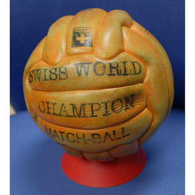 Официальный мяч матча Чемпионата мира по футболу 1954 года в Швейцарии