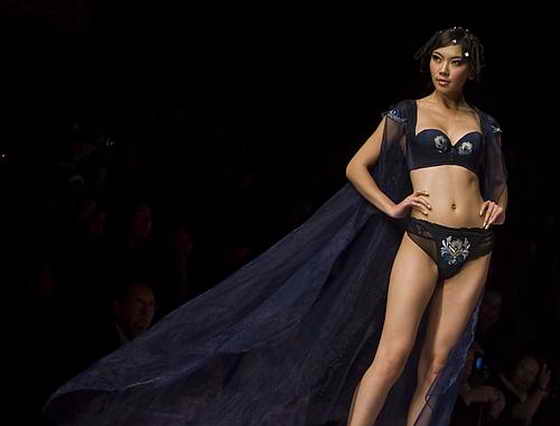 Марка новаторского нижнего белья Ordifen Cup представляет свои модели на Неделе моды в Пекине, Китай