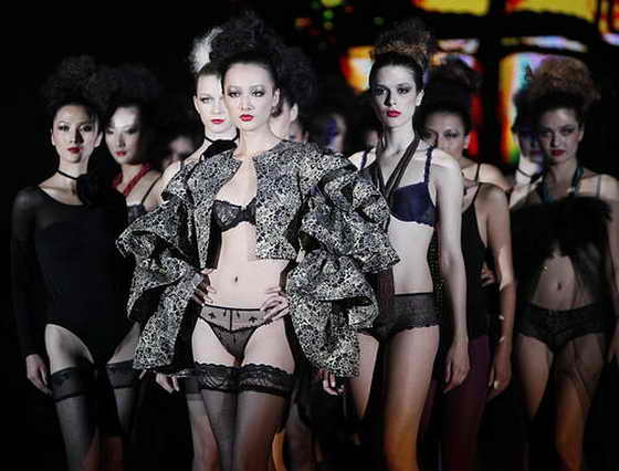 Международный бренд Shanghai Mode Lingerie демонстрирует свои модели на модном шоу в Шанхае, Китай, на ежегодном модной показе нижнего белья и пляжной одежды