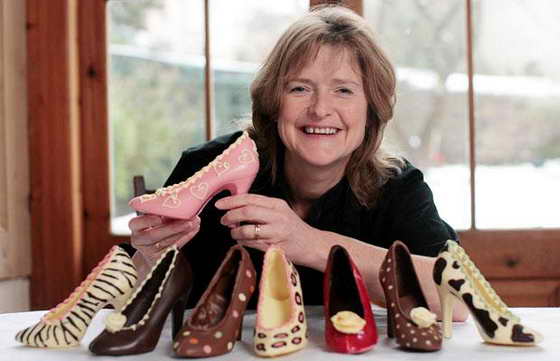 Модельер и дизайнер Фрэнсис Кули (Frances Cooley) из Бристоля демонстрирует свою новую коллекцию туфель на каблуках, сделанную из чистого шоколада. На эту необычную идею дизайнер вдохновилась, случайно найдя старое лекало туфельки из шоколада в Бельгии