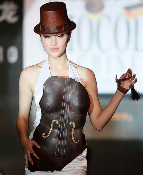 На китайской версии Salon du Chocolat модель дефилирует в шоколадной шляпе, необычном шокладном корсете, держа в руке шоколадные аксессуары 