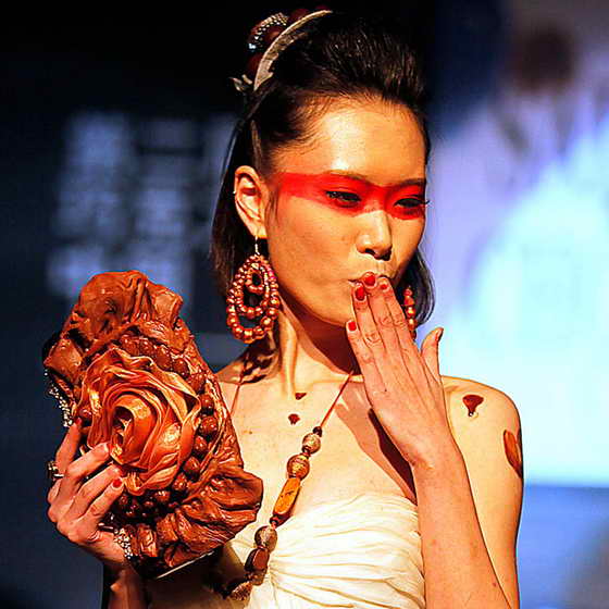 Китайская модель демонстрирует оригинальную сумочку из шоколада