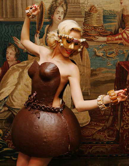 Немецкая модель Алена Гербер демонстрирует оригинальное платье шоколада, сделанное немецкой кондитерской группой Lambertz