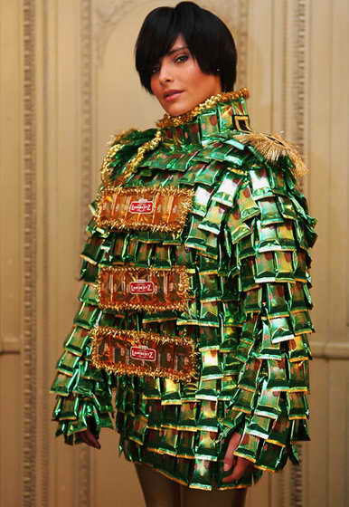 Немецкая актриса Софи Томалла одета в креативное платье, сделанное из пачек шоколадного печенья