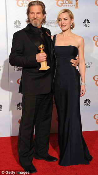 Актер Джефф Бриджес, ставший лучшим актером за драматическую роль в фильме "Сумасшедшее сердце" (Crazy Heart), позирует на фото с актрисой Кейт Уинслет