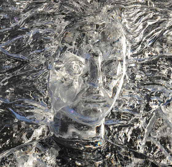 Необычное: Болгарская скульптура представляет собой женщину из льда
