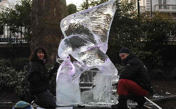 Британцы Мик Фокс и Натали Стэнифорт создали скульптуру гигантского голубя