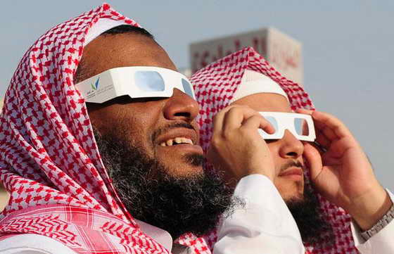Мужчины из Саудовской Аравии смотрят на солнечное затмение в Джидде