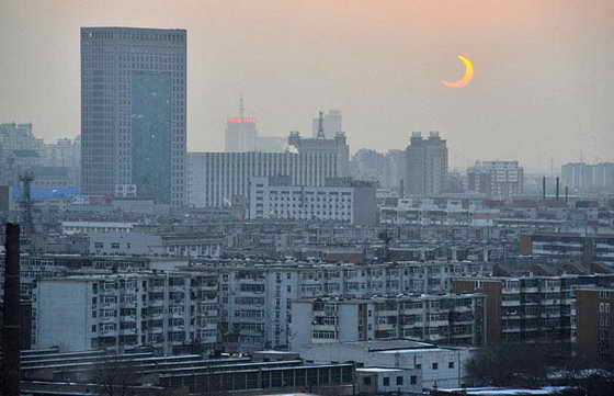 Солнечное затмение над городом Тяньцзинь в Китае