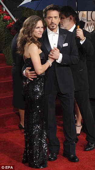 Роберт Дауни младший стал самым лучшим актером за роль в мюзикле -комедии "Шерлок Холмс" (на фото с женой Сьюзан Левайн)