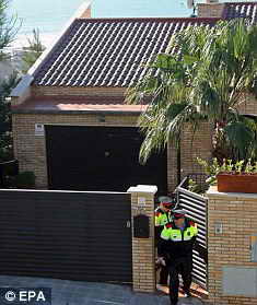 Двое полицейских покидают дом, в Стиджес, неподалеку от Барселоны, где одинокая женщина провела в заточении 8 дней