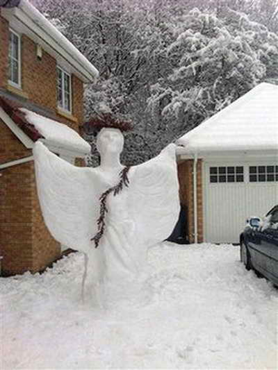 Ангела из снега сделали в Уорсли, недалеко от Манчестера, благодаря сильному снегопаду, который прошел по всей Великобритании. Все аэропорты и железнодорожные станции по стране были закрыты