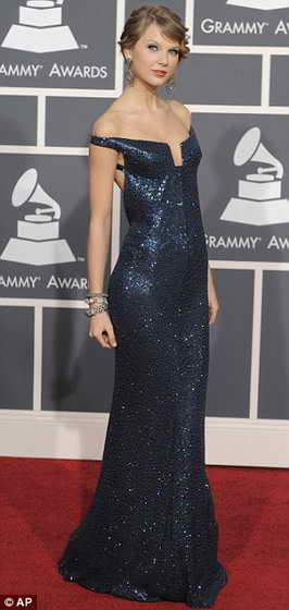 Тейлор Свифт в синем вечернем платье от Kaufmanfranco