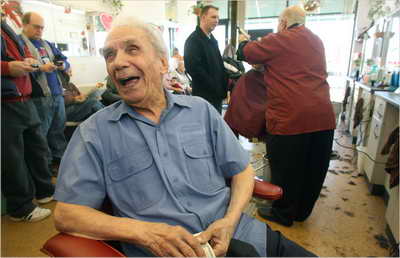 Самый пожилой парикмахер в мире