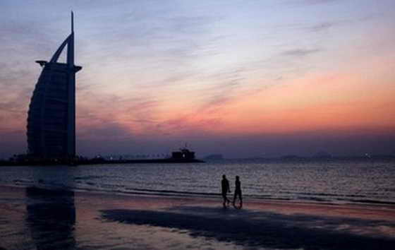 "Час Земли", пляж Джумейра вблизи отеля Бурдж аль-Араб, Дубай