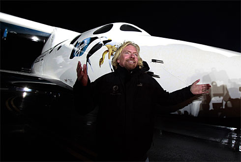 Ричард Брэнсон рядом с космическим пассажирским кораблем