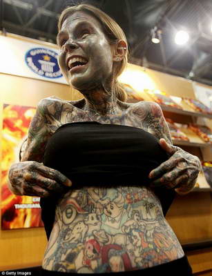 Самая татуированная женщина в мире - Джулия Гнусе