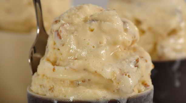Домашнее мороженое с орехами и кленовым сиропом