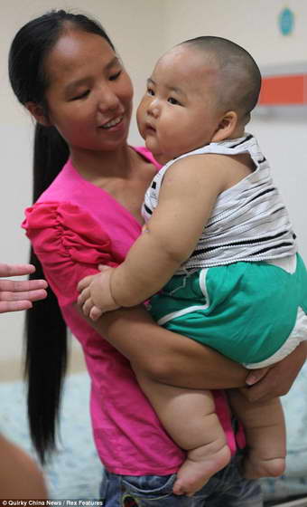 Самый крупный ребенок в Китае с матерью