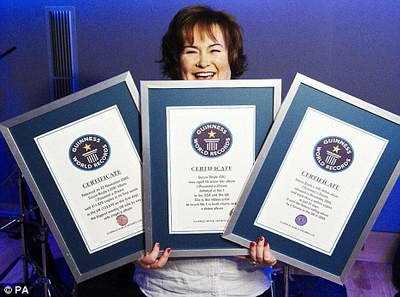 Сьюзан Бойл с тремя сертификатами Книги рекордов Гиннеса