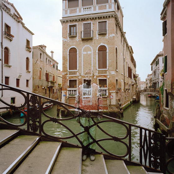 Лю Болин стоит на мосту в Венеции