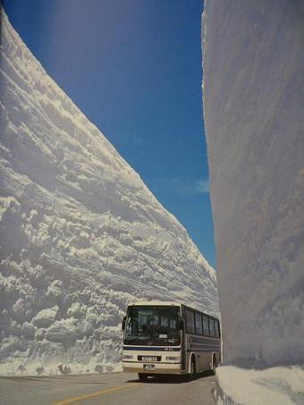 Автобус в снежном тунеле