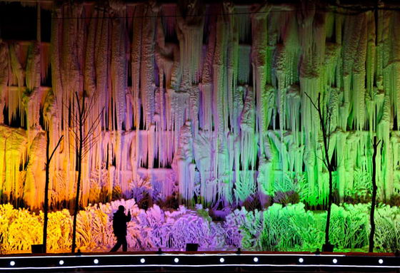 Разноцветные снежные стены