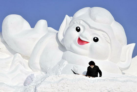Сказочный герой из снега