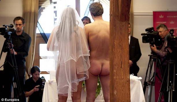 голые жених и невеста
