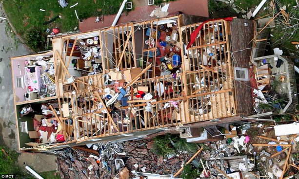 дом после торнадо в США