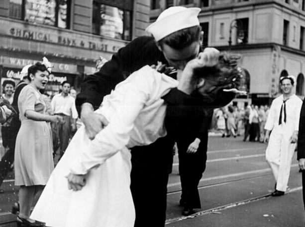 легендарный поцелуй в нью-йорке