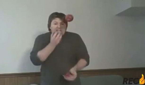 жонглирование яблоками