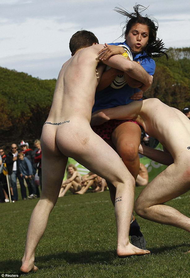 В Новой Зеландии женская команда обыграла в регби голую мужскую команду.