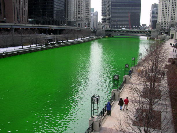 Река Чикаго в День святого Патрика
