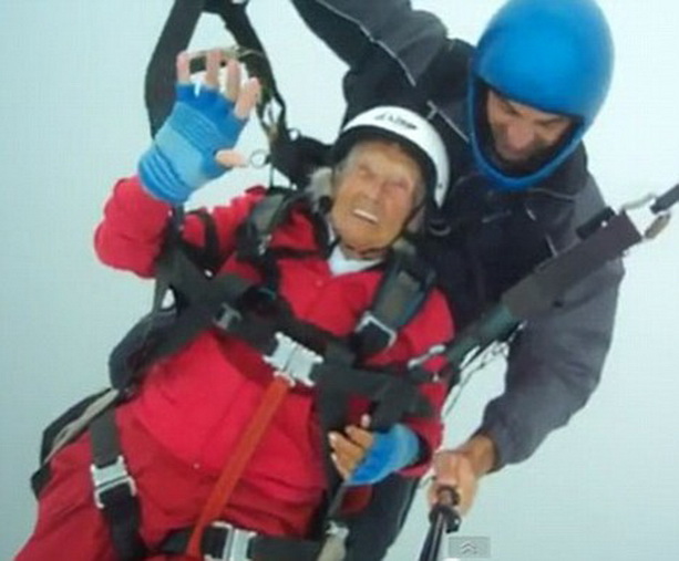 Самая старая женщина парашют