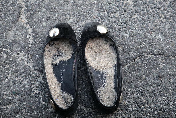песок в обуви