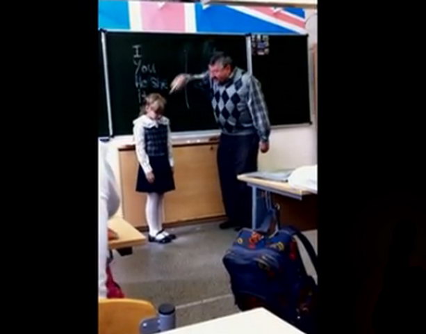 Девочка дала учителю между ног