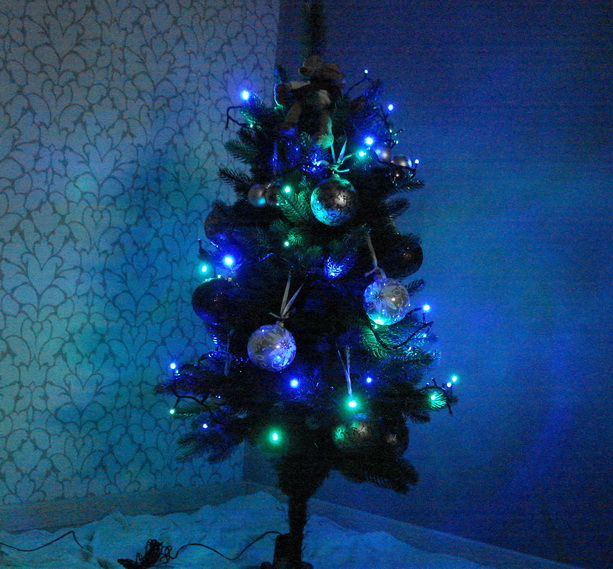 новогодняя елка в темноте