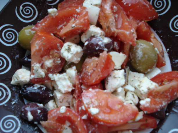 Салат с фетой и оливками