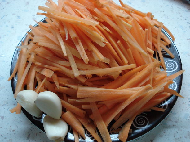 Морковка соломкой и чеснок