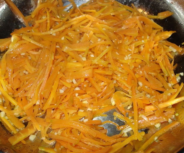 Пассируем морковку и чеснок
