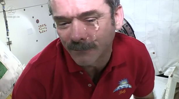 Астронавт плачет