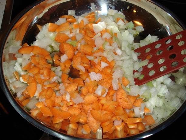 пассируем лук и морковку