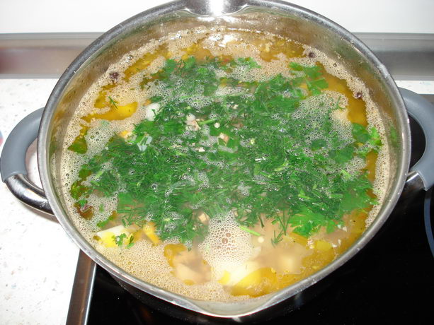 добавляем зелень в суп