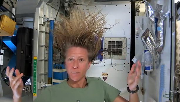 Астронавт моет волосы в космосе